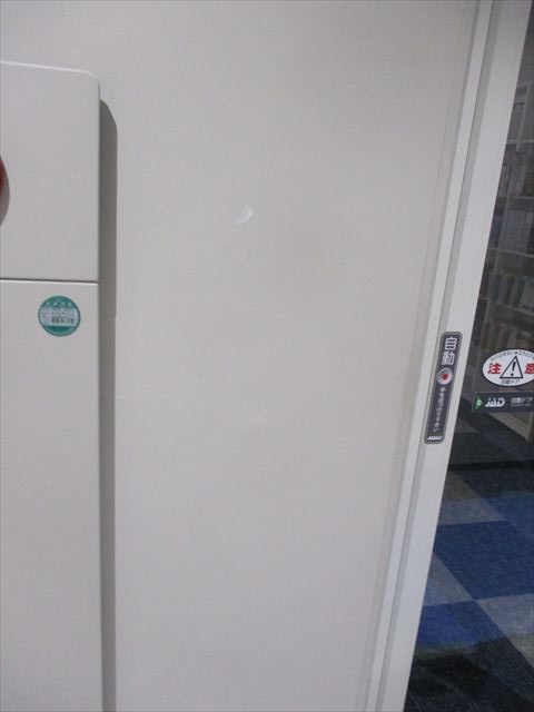 塗膜がめくれた壁