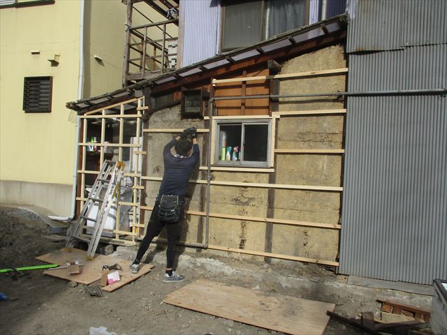 トタン壁下地処理中