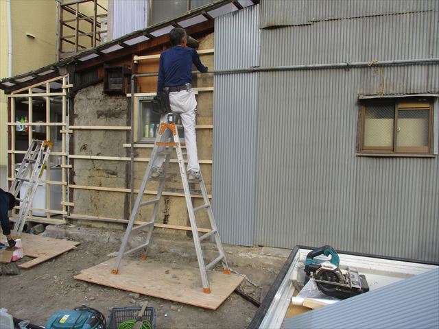 トタン壁張り替え中