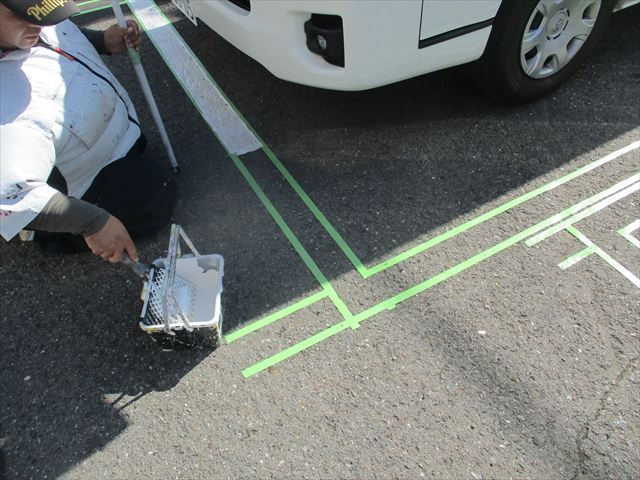 ライン引き塗装中