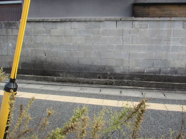 汚れているブロック塀