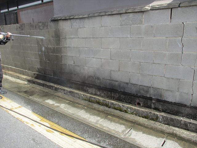 ブロック塀洗浄中