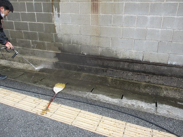 洗浄している塀