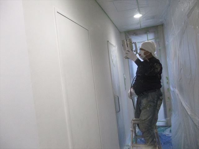 壁に吹付け塗装