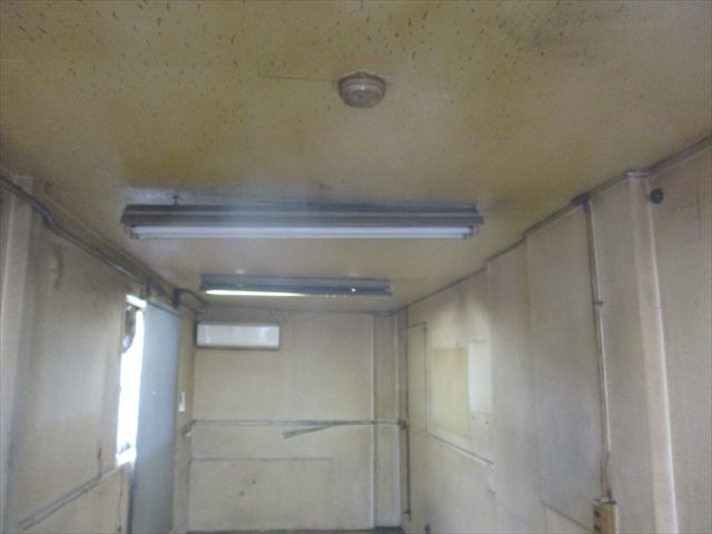 寝屋川市で工場内の喫煙室の天井塗装工事を行いました。