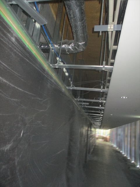 天井内設備工事中