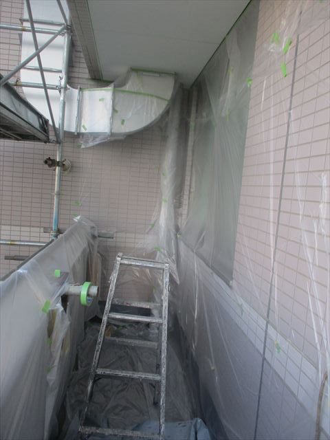 ベランダの天井塗装中