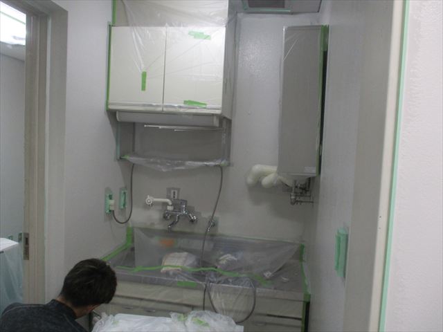 豊中市で事務所ビル内の管理人室内の塗装工事を行いました。