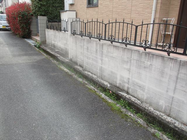 塗装前の門扉周りの塀
