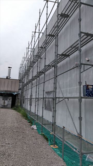大垣市の事務所兼倉庫の外壁塗装工事中塗り、ハンガードア塗装の様子