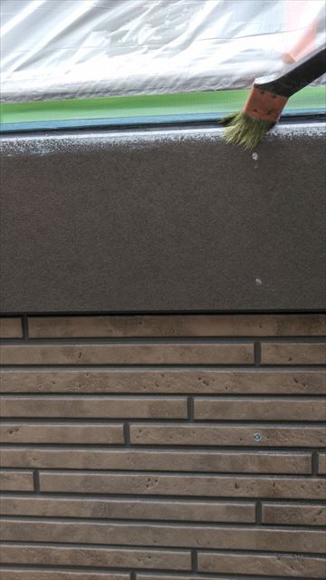 安八町の二階建て住宅で下塗り、棟板金、軒天の塗装を行いました