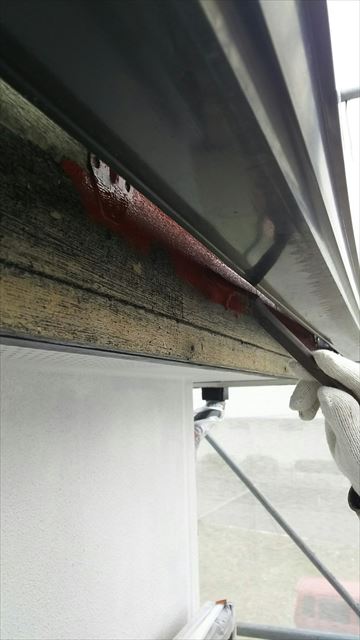 岐阜市の二階建て住宅の鼻隠しと軒天塗装の様子をお伝えします。