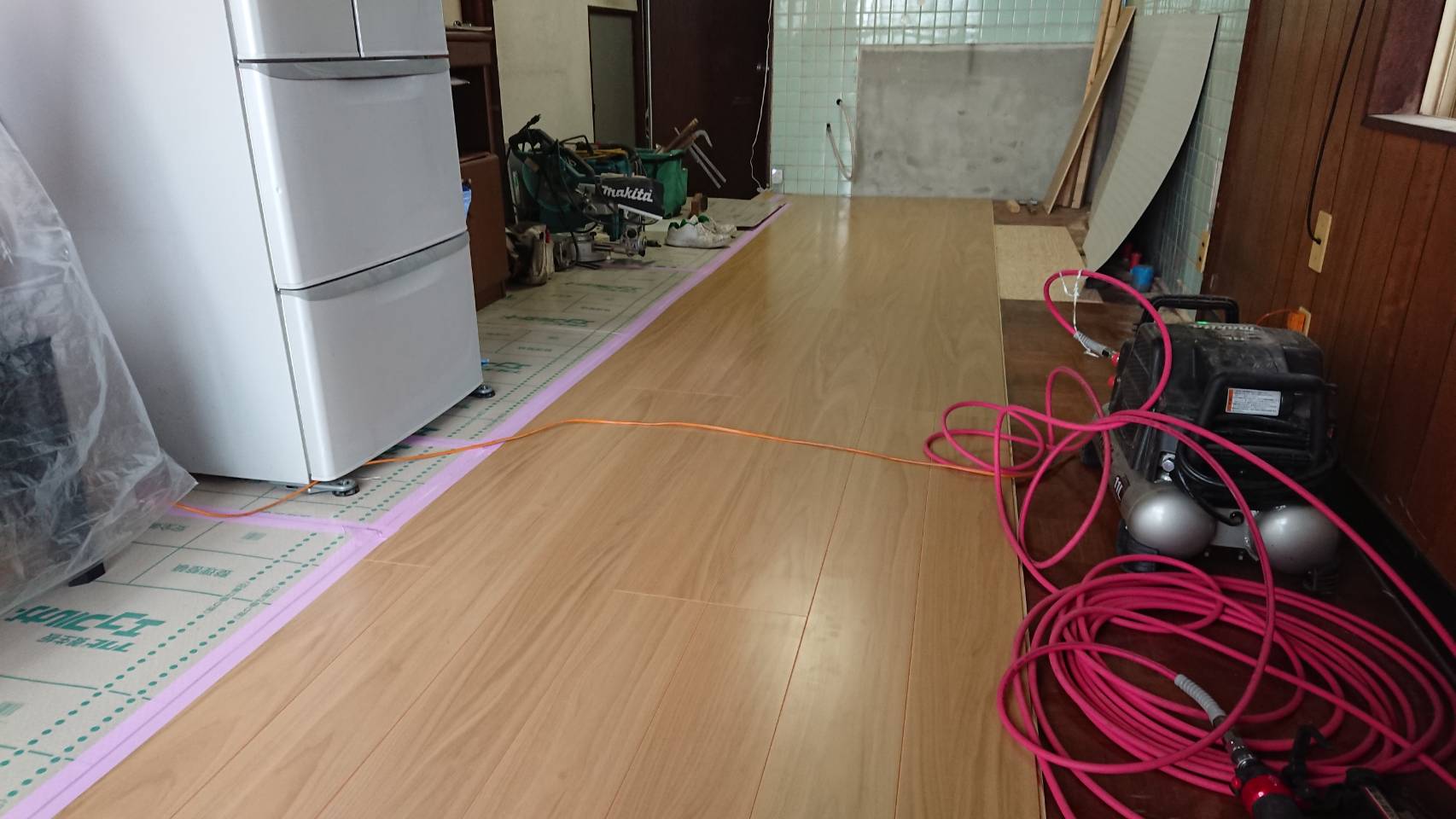 床貼り