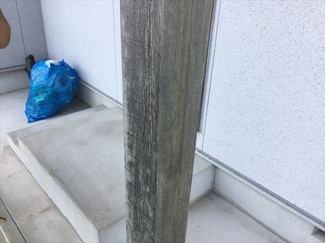 住宅の木の柱を洗いをかけました。
