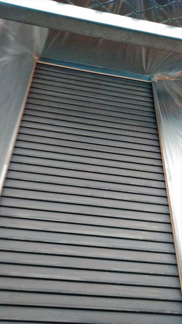 大垣市２階建て住宅の外壁塗装工事の戸袋の塗装工事の様子