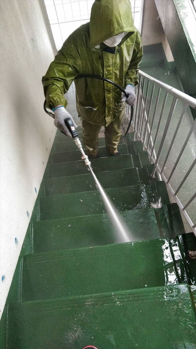 岐阜市アパートの高圧洗浄