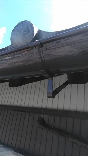 安八町の軒樋の中塗り作業
