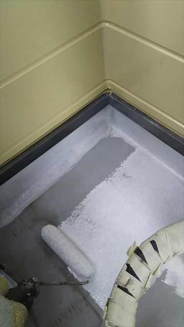 北方町の二階建て住宅のベランダ防水と水切り塗装の様子をお伝えします