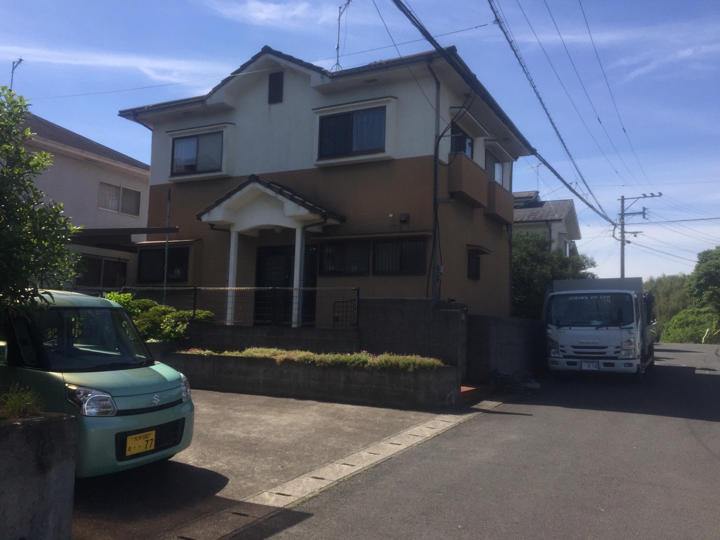 由布市狭間町の住宅で足場仮設工事に入りました　