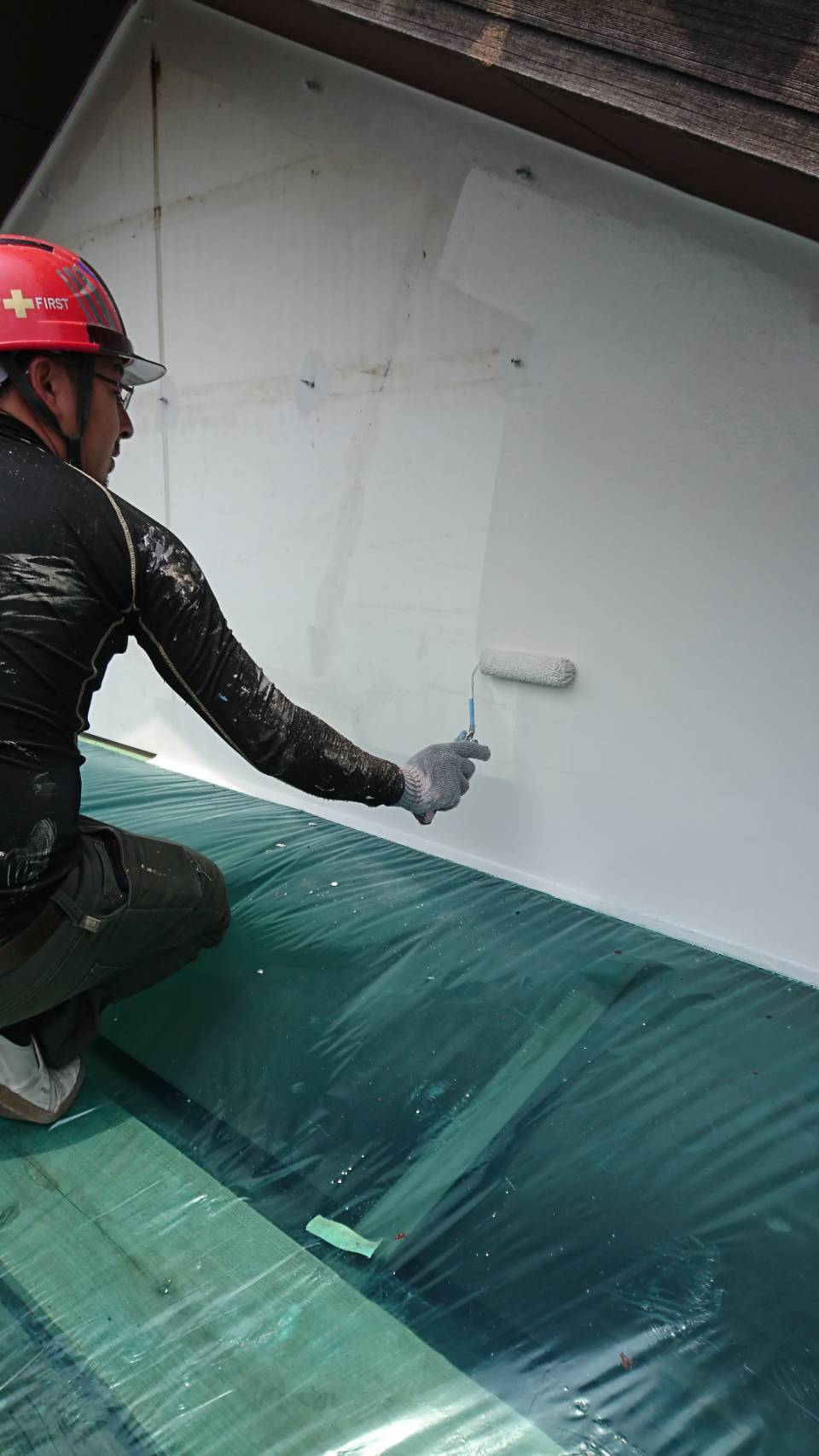 大分市判田台で外壁上塗り１回目の作業を行いました　