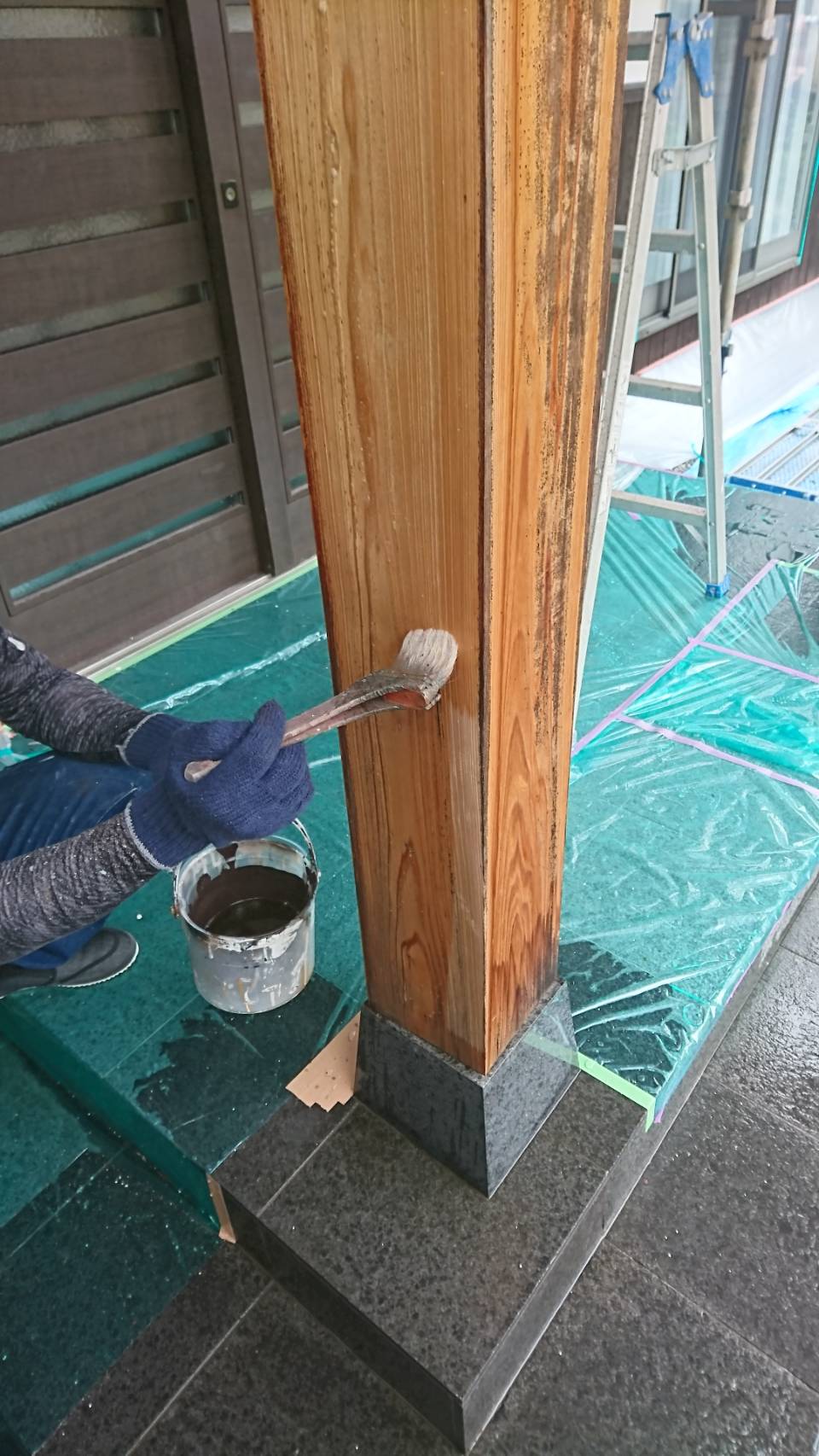 大分市判田台で玄関柱塗装前の下地処理を行いました　