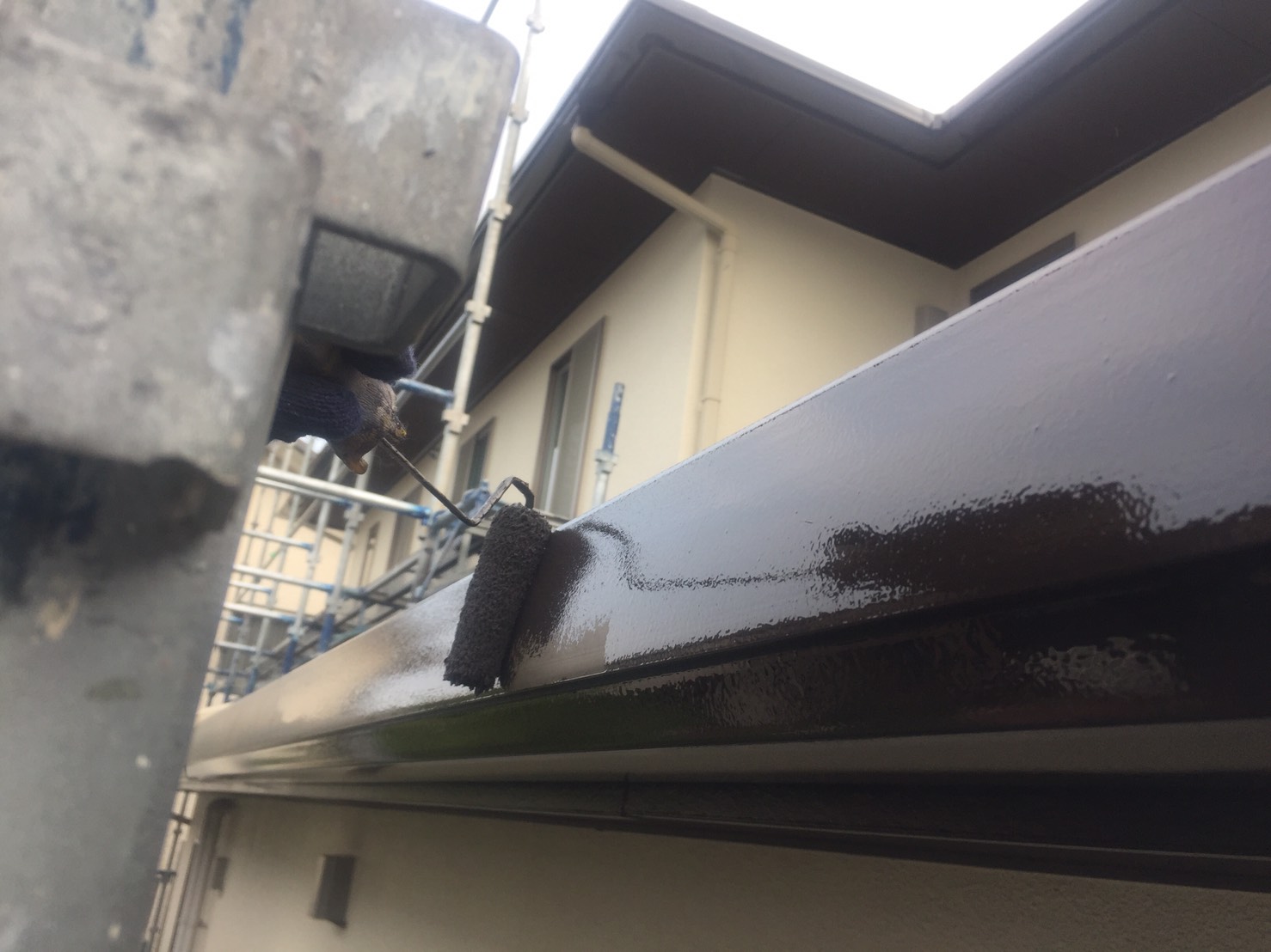 王子山の手にてリリーフNADシリコンで樋の塗装を行いました　