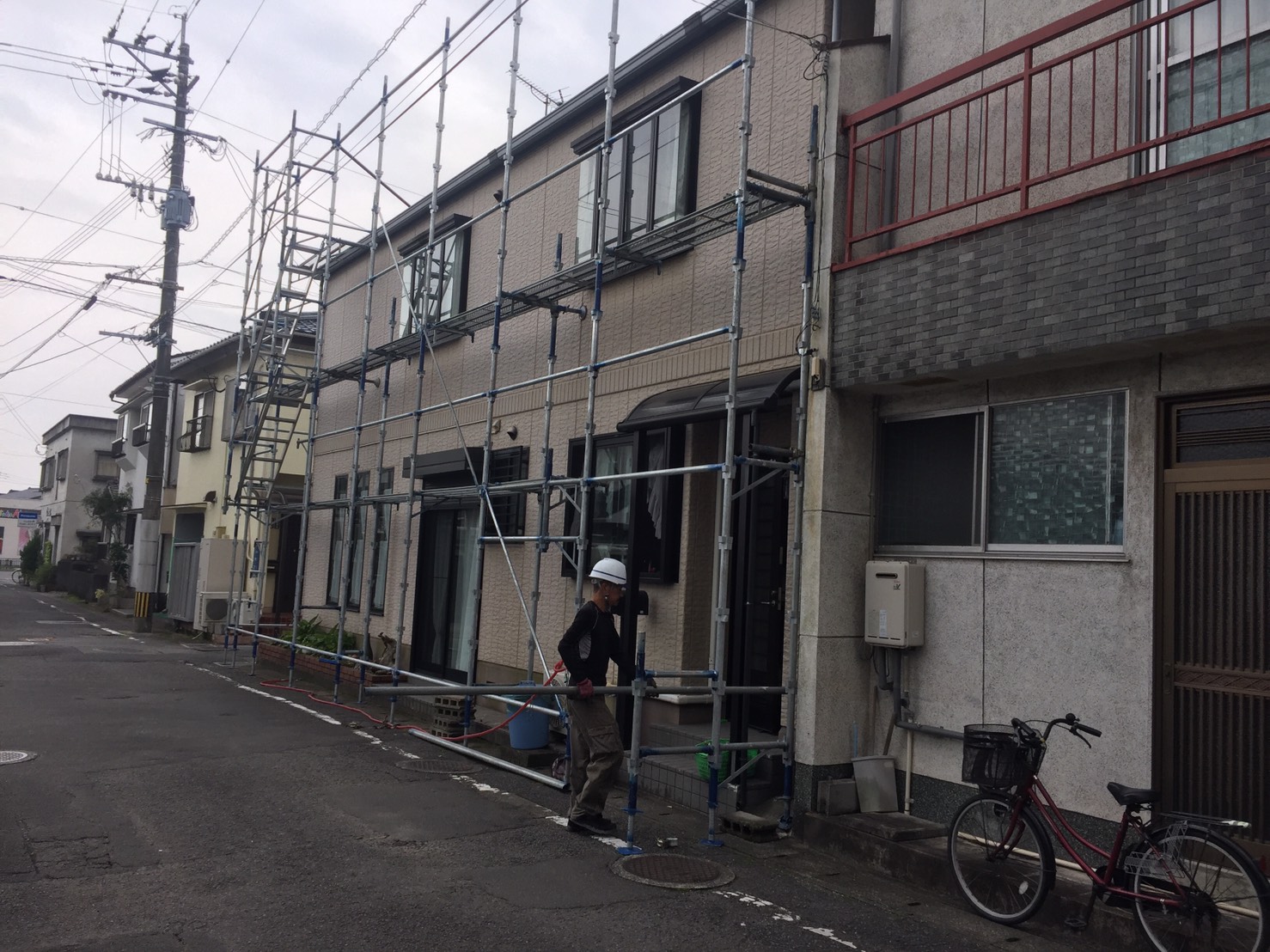 別府市浜町でダイワハウスの建物の塗り替えの為、足場仮設工事に入りました　