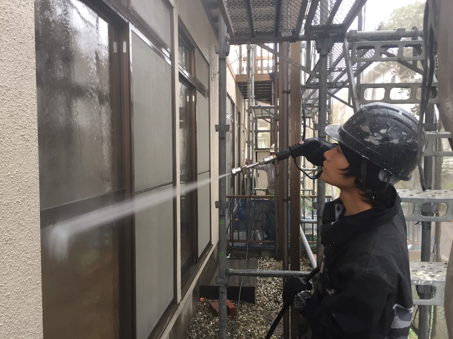 大分市森町の一戸建て住宅で屋根外壁洗浄工事を行いました。