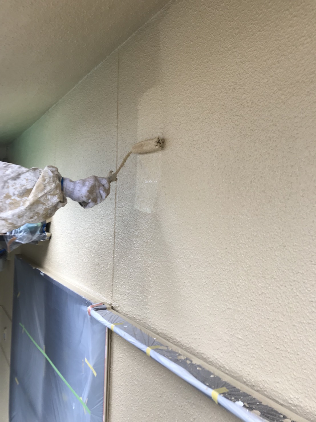 大分市田尻天領ハイツの日本家屋で上塗り作業を行いました。