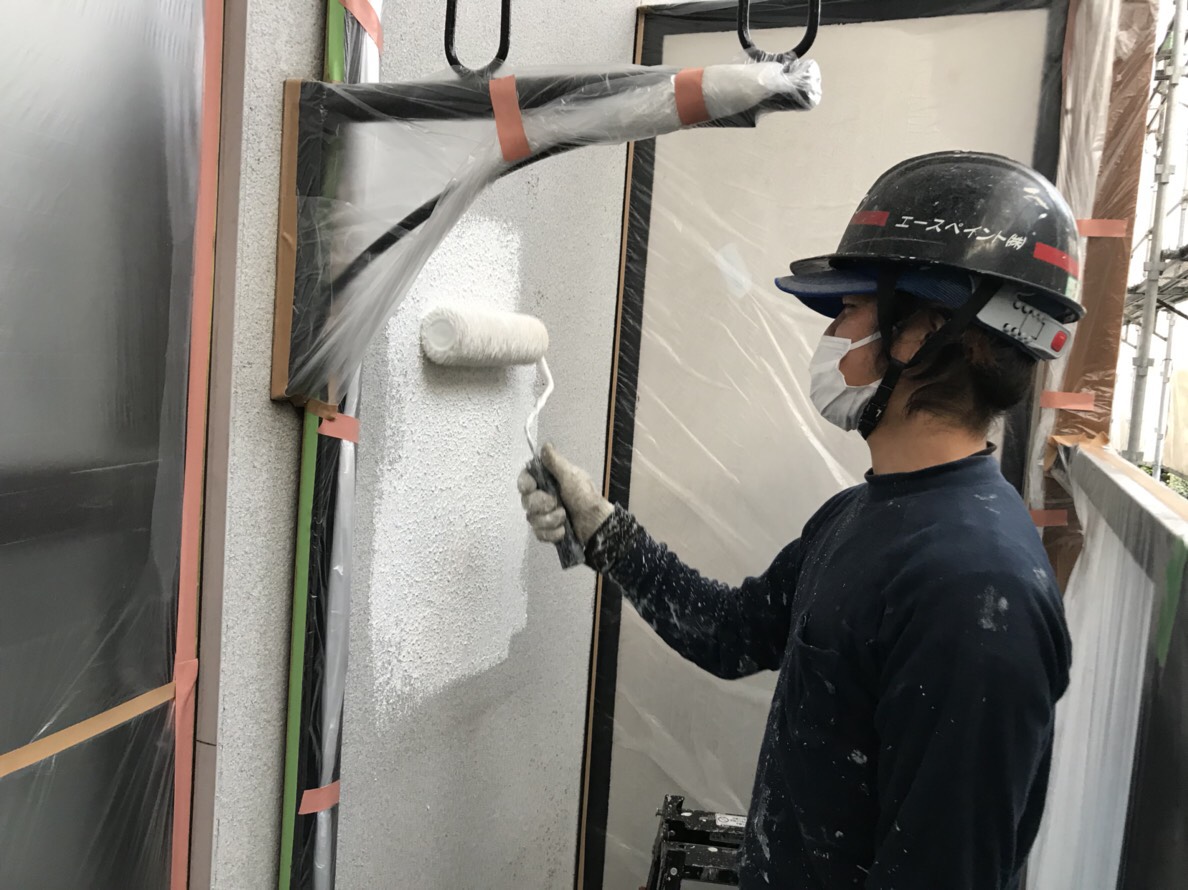大分市　牧｜2階建てアパート　外壁下地塗装　アンダーフィラー弾性エクセルで鎖骨模様にしました。