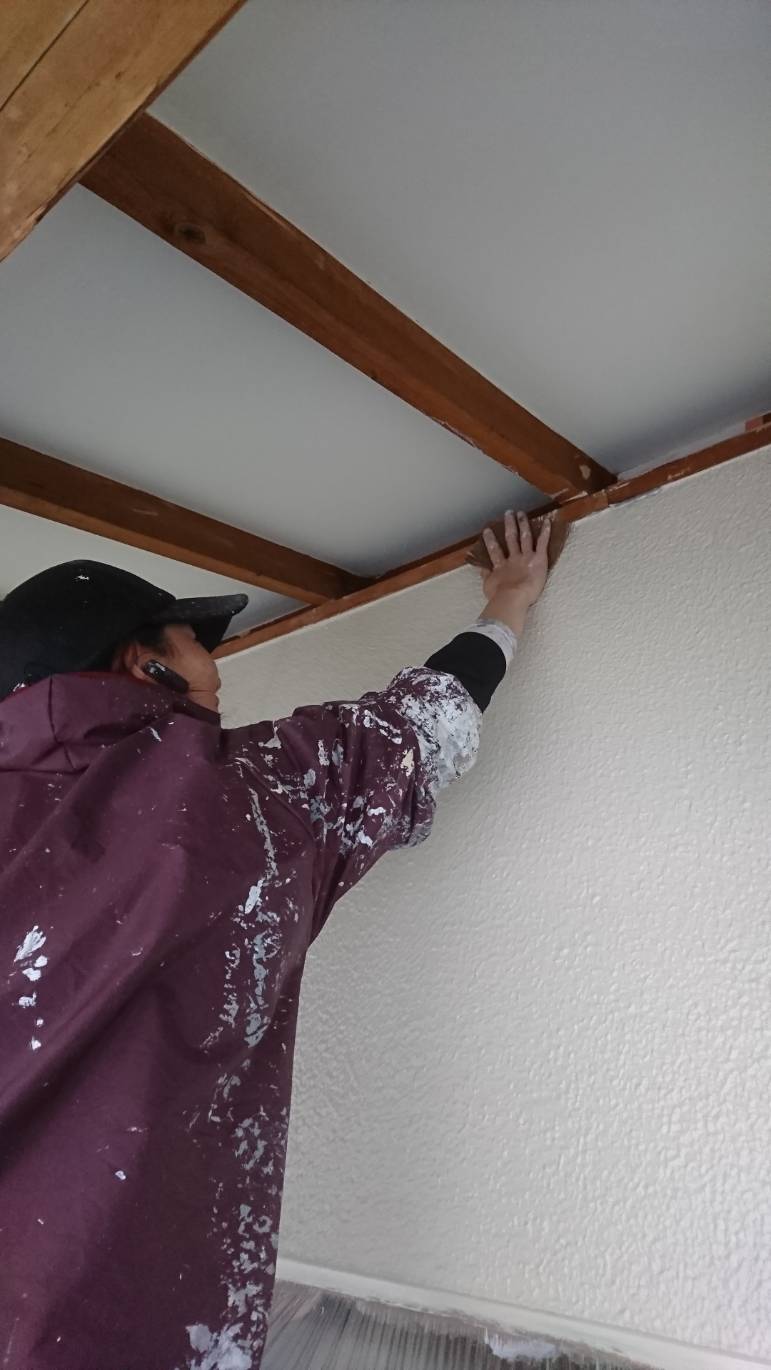 大分市　牧｜２階建てアパート　木部ケレン作業・木部塗装作業に入りました。仕上げ材は、ガードラックアクア　　
