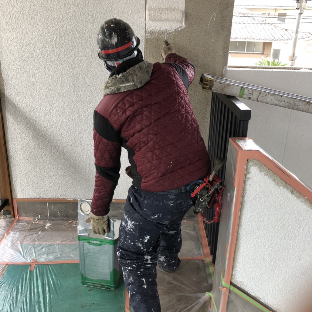 大分市　牧｜二階建てアパート　通路面下地塗装　アンダーフィラー弾性エクセル　マスチック模様仕上げをしました。