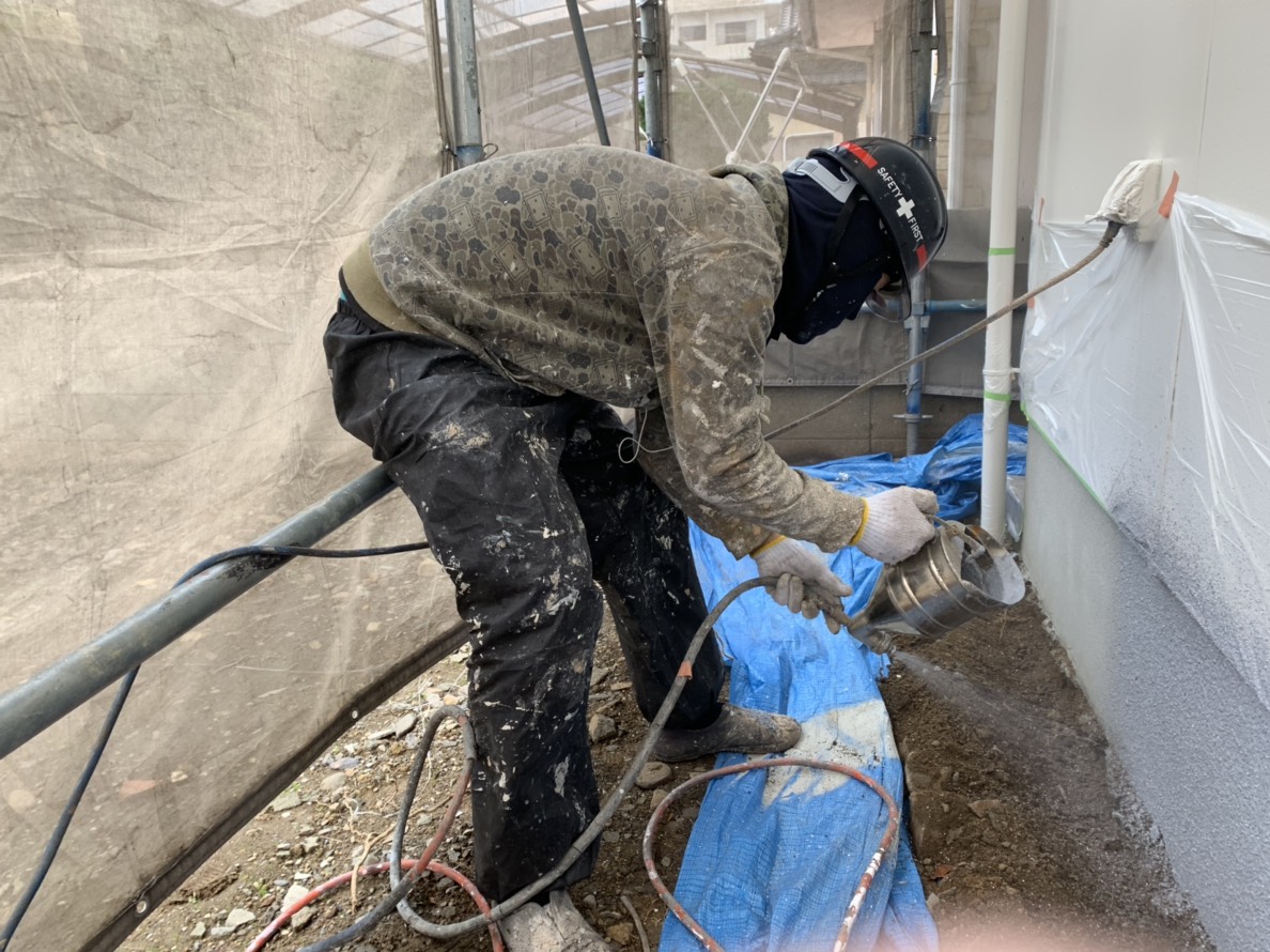 大分市高城｜戸建て住宅　基礎吹付け塗装をしました。セラスカケンを吹付塗装して美観アップ