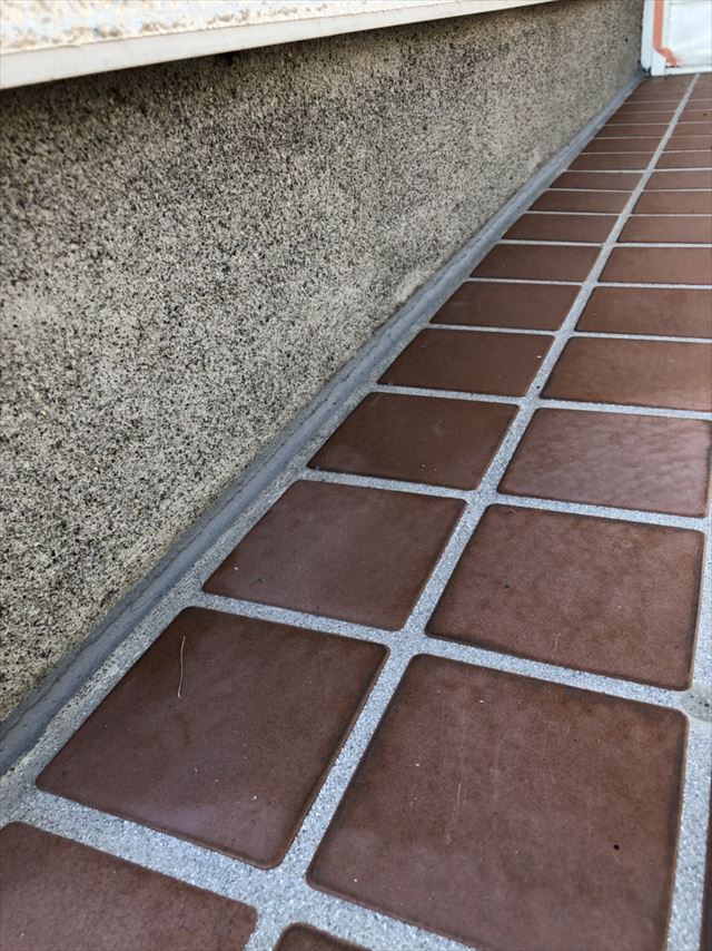 I様邸｜外塀の上塗り作業と石垣のクラック処理作業状況｜大分市