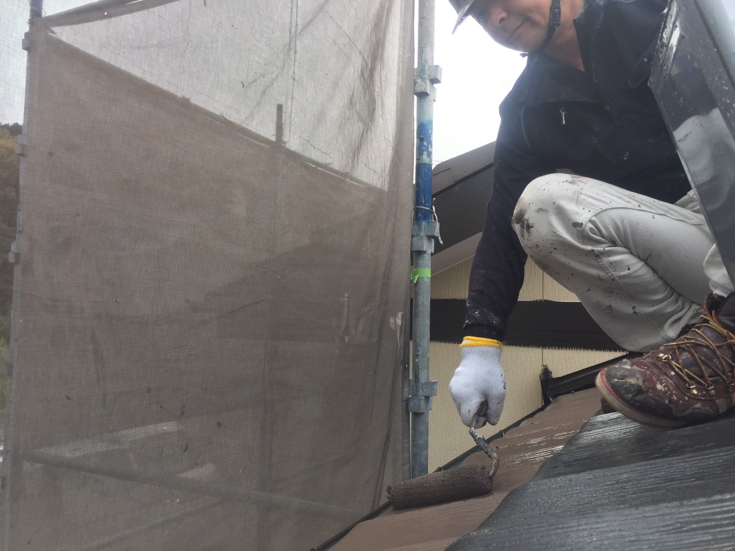 大分市宮河内ハイランドの住宅で屋根上塗り作業を行いました