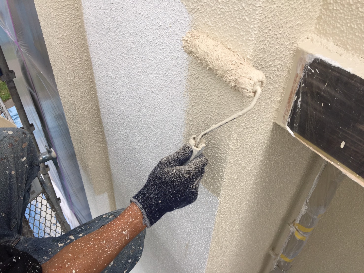 大分市王子山の手で外壁の中塗り作業を行いました　