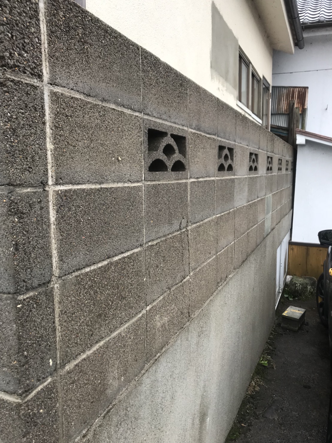大分県日田市の一戸建て住宅でブロック塀の洗浄作業を行いました。