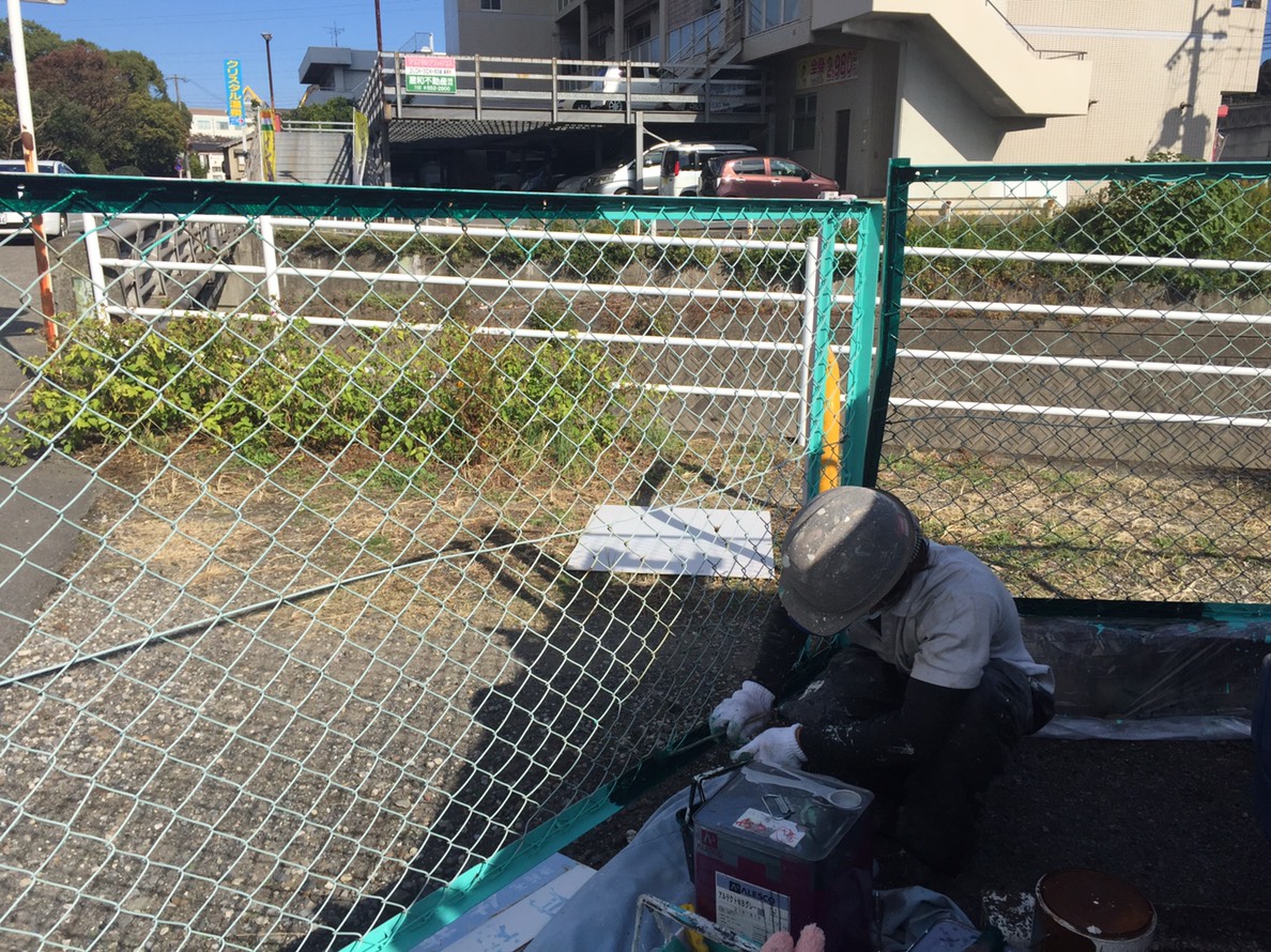 大分市下郡｜駐車場フェンスの支柱に錆が発生している為、フェンスの塗装をしました。