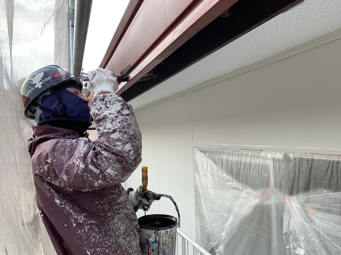 大分市　高城｜戸建て　幕板鉄部錆止め塗装が終わり上塗り作業に入りました。