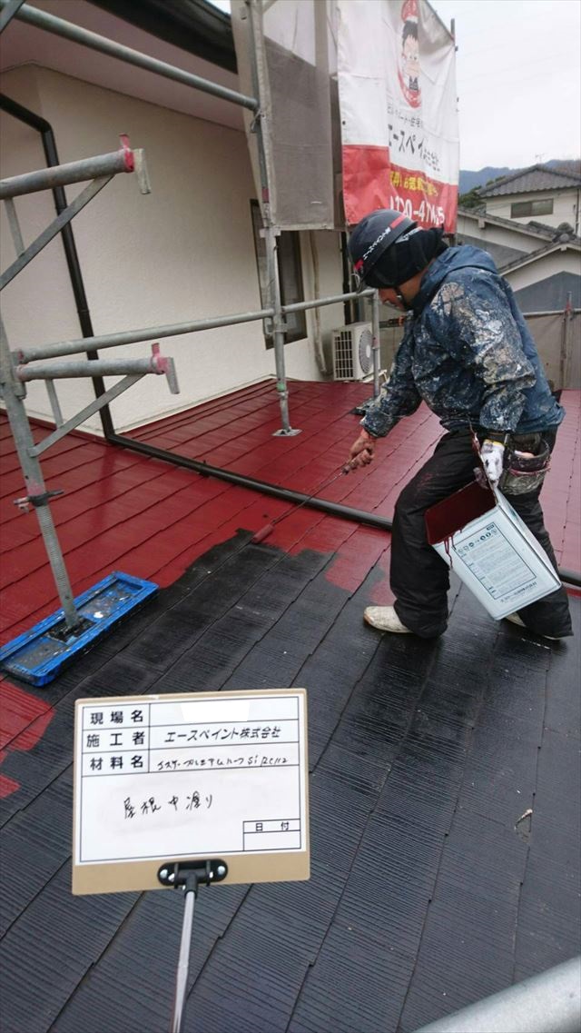 大分市宮河内ハイランドで屋根塗装中塗り作業をしています　