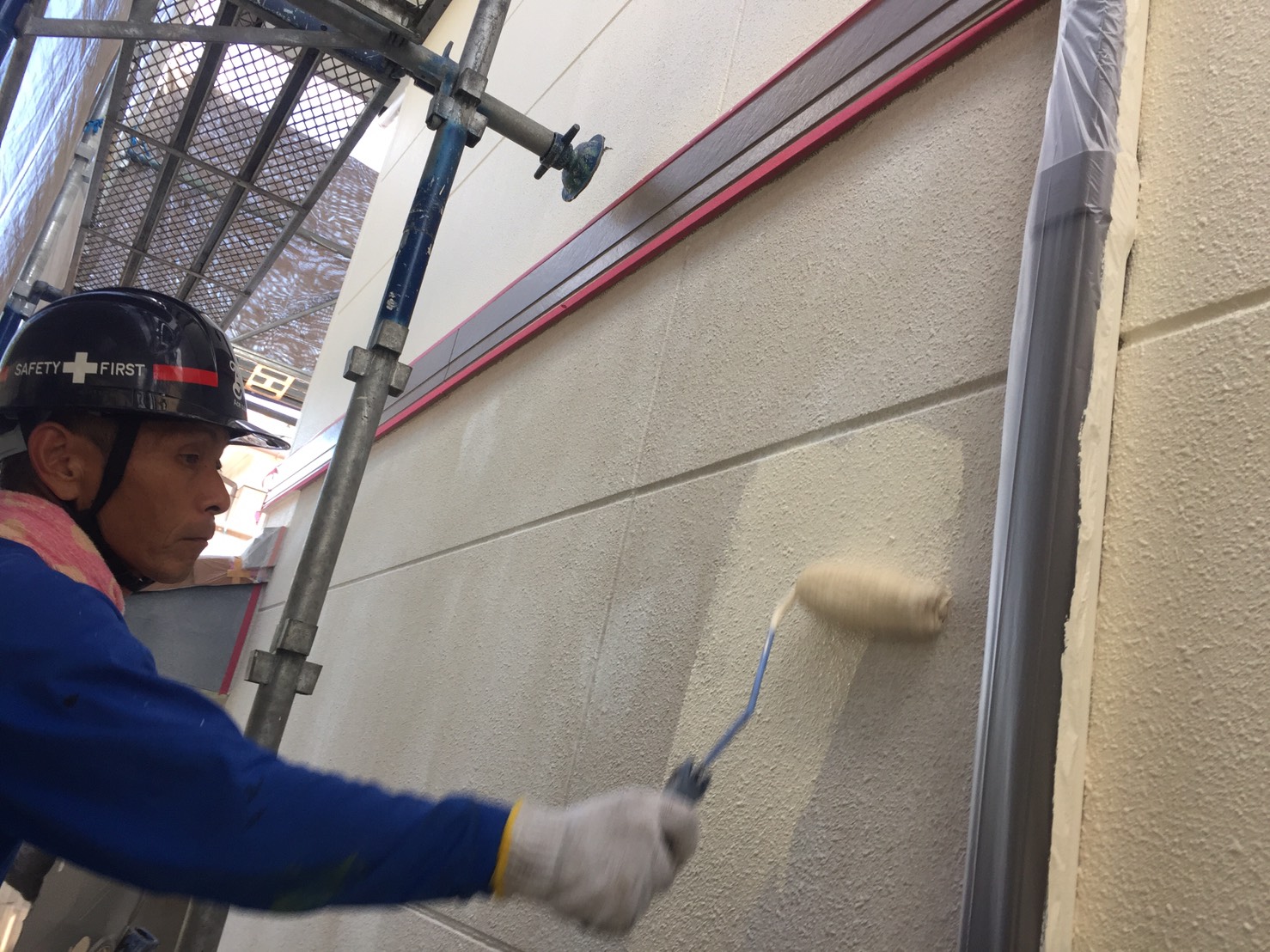 大分市小池原にてエスケープレミアムシリコンで外壁中塗りです