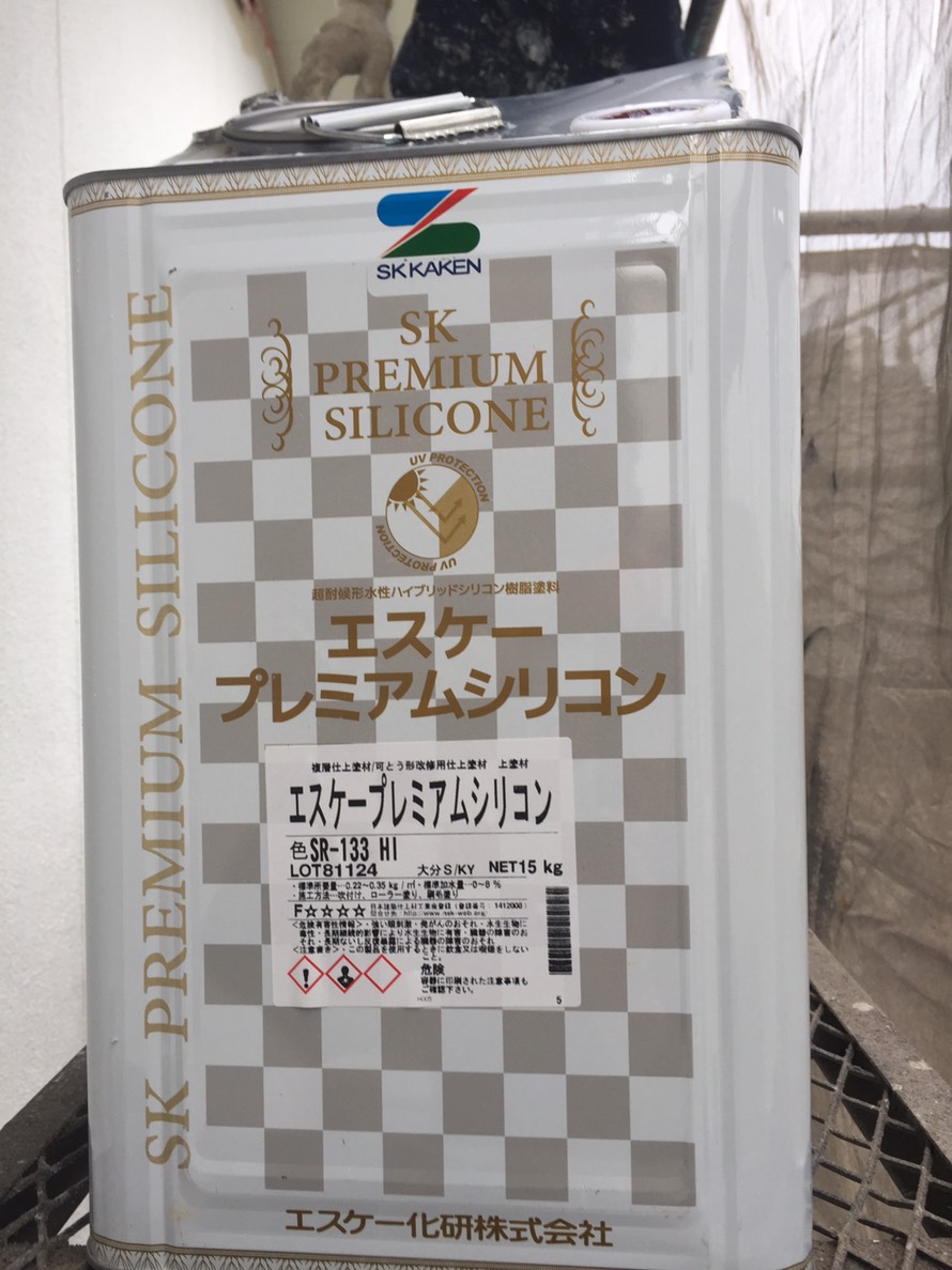 大分市　牧｜２階建てアパート　外壁上塗り作業　エスケープレミアムシリコン　