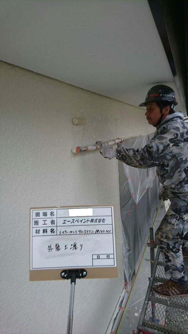 大分市宮河内ハイランドで外壁上塗り作業をしています　
