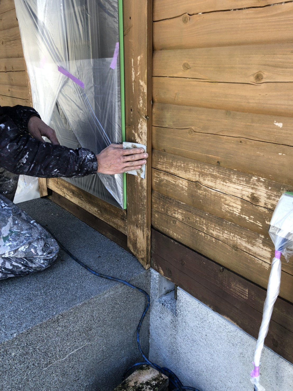 佐伯市宇目町｜ログハウスの素地調整とキシラデコール上塗り作業