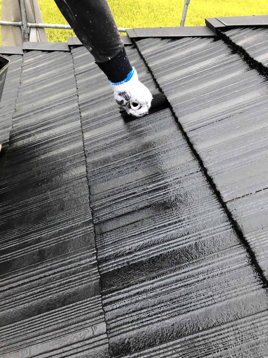大分市竹中の積水ハウスの住宅で屋根の上塗り作業を行いました。