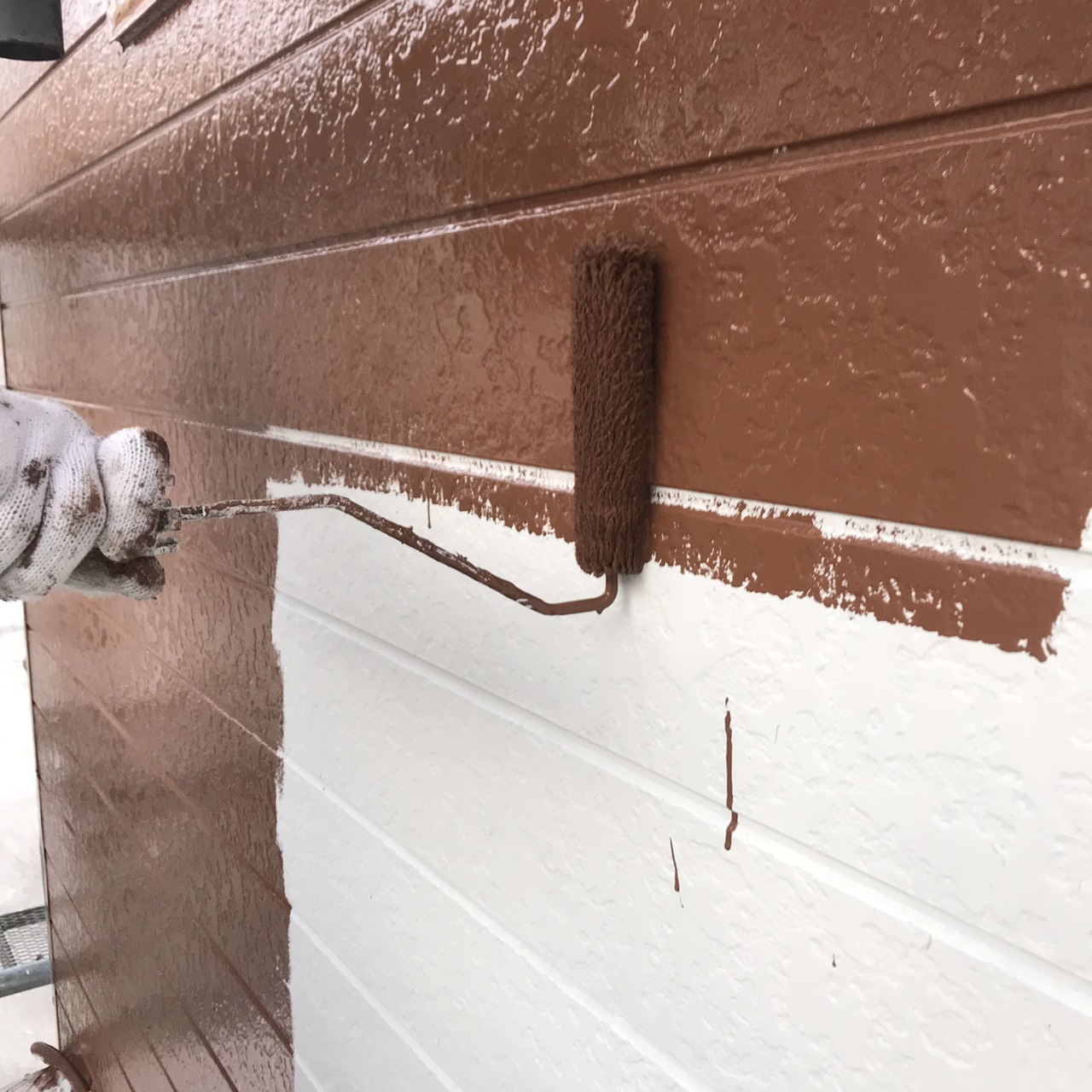 大分市竹中の一戸建て住宅の離れで上塗り作業を行いました。