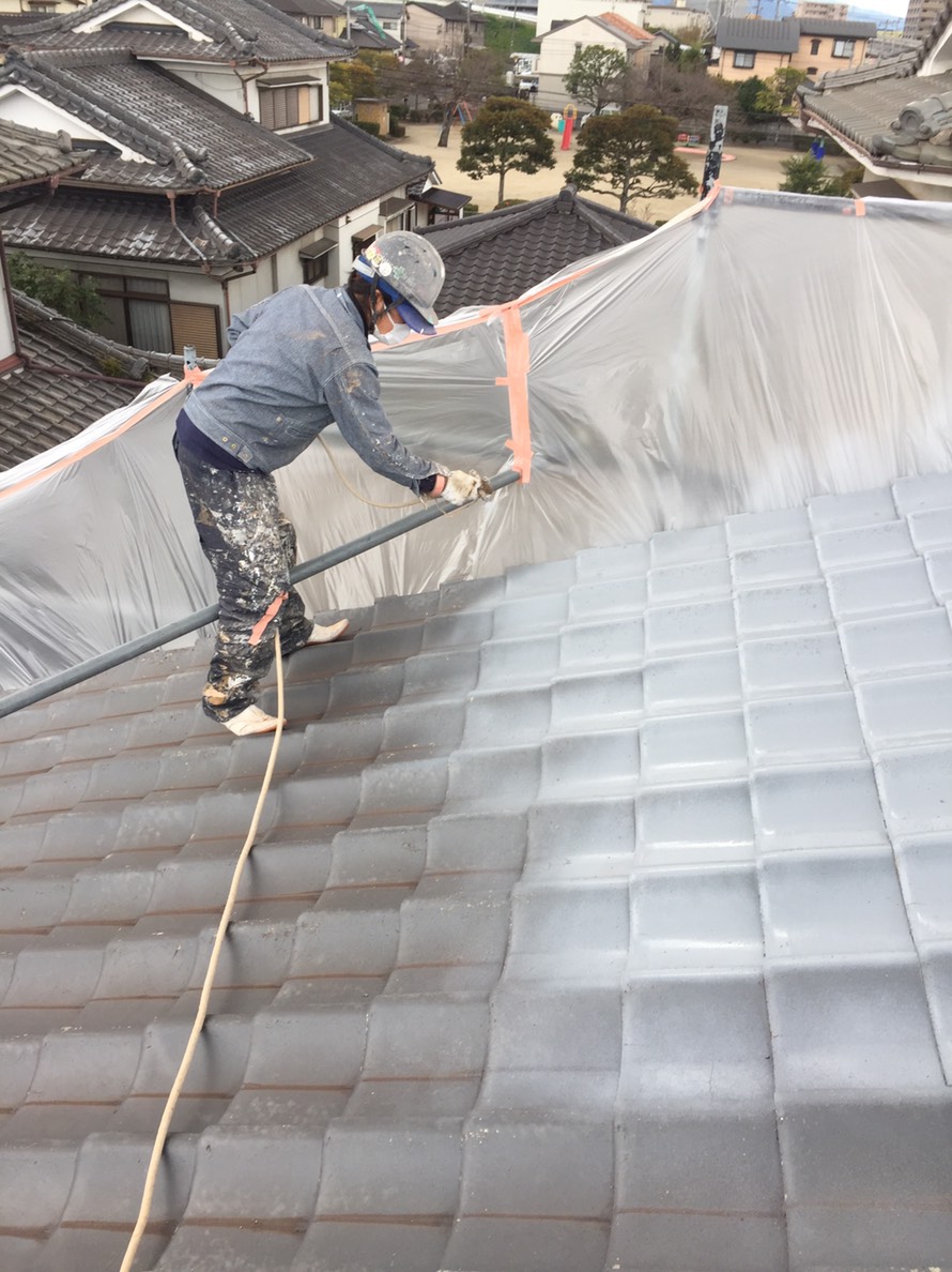 大分市　牧｜二階建てアパート　屋根の小口ケレン（苔落とし）・屋根下地塗装をしました。
