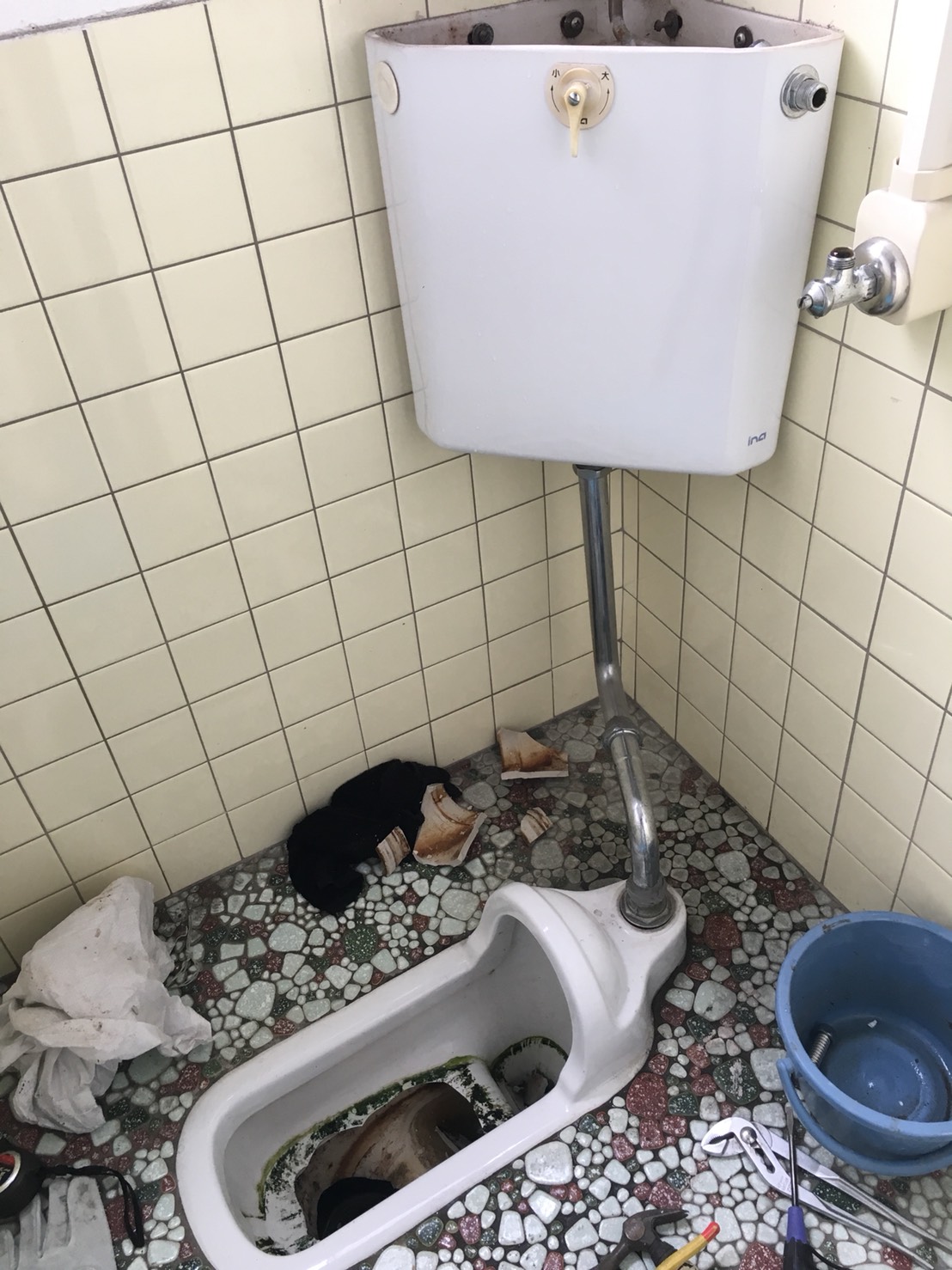 大分市高松にある商業ビルにてトイレ改修工事をしています　