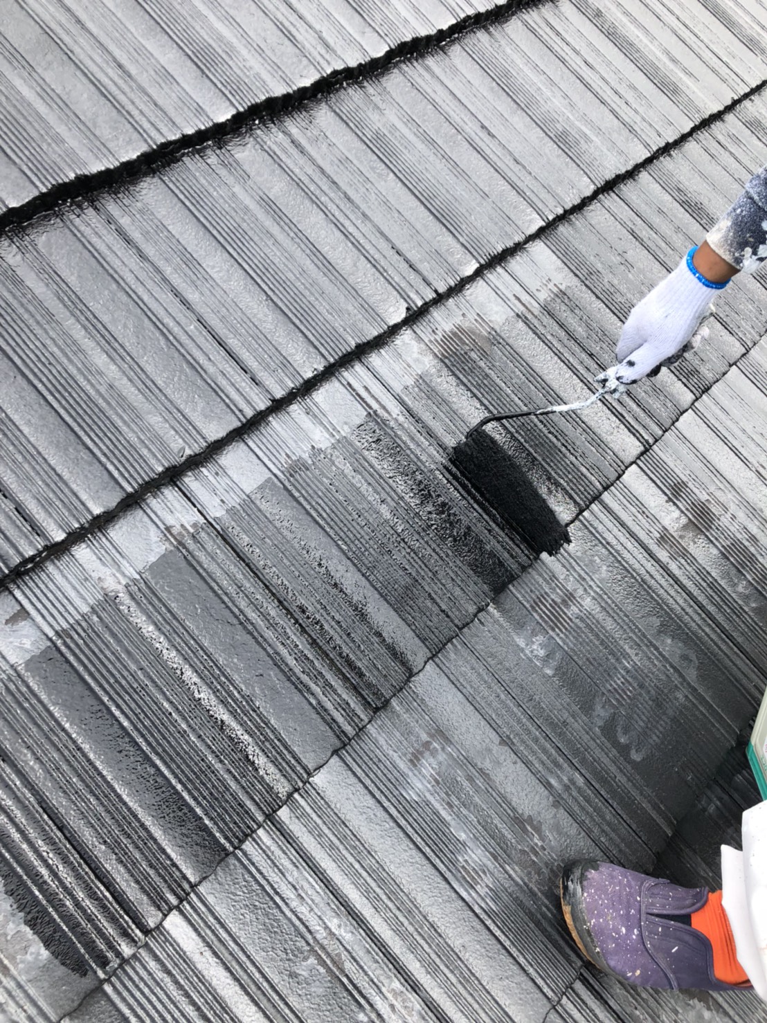 大分市竹中の積水ハウスの住宅で屋根の中塗り作業を行いました。