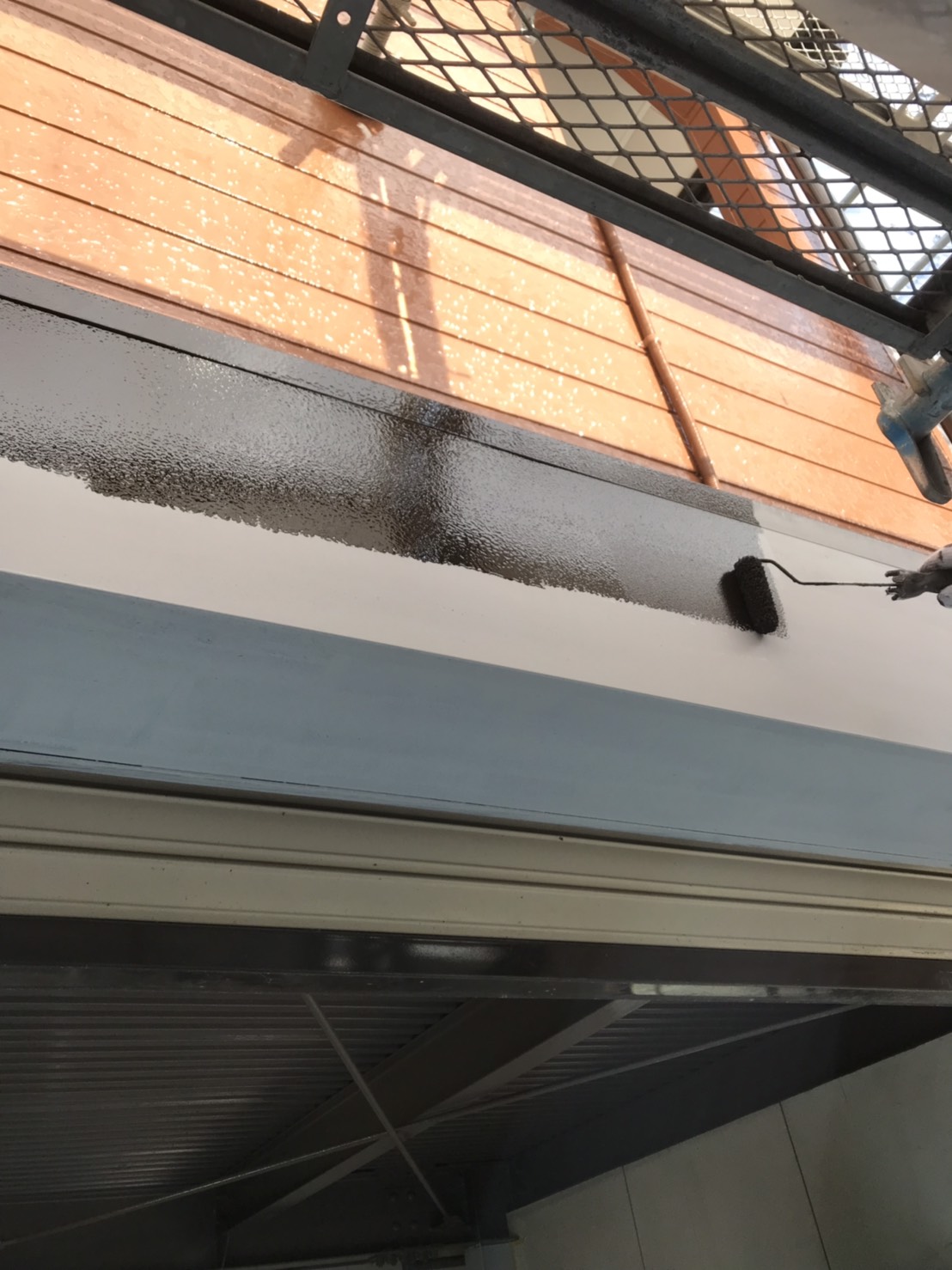 大分市竹中の一戸建て住宅の離れのシャッターボックスと小庇の上塗り作業を行いました。